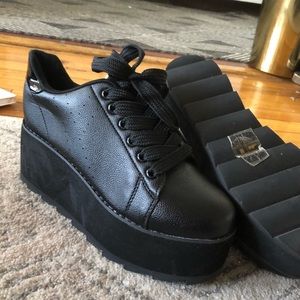 NWOT YRU Lala Black platform sneakers
